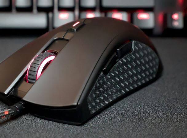 ये एक्सट्रा लार्ज माउस स्केट्स के साथ आता है जिससे गेमर्स इसे काफी आसनी और कंट्रोल तरीके से चला सकते हैं.