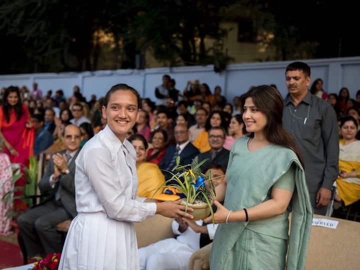 वे बेहद घरेलू और परंपराओं का ख्याल रखने वाली महिला के तौर पर भी मानी जाती हैं. अखिलेश जब जब परेशान होते हैं तब डिंपल उनको सपोर्ट करती हैं और सलाह देती हैं.