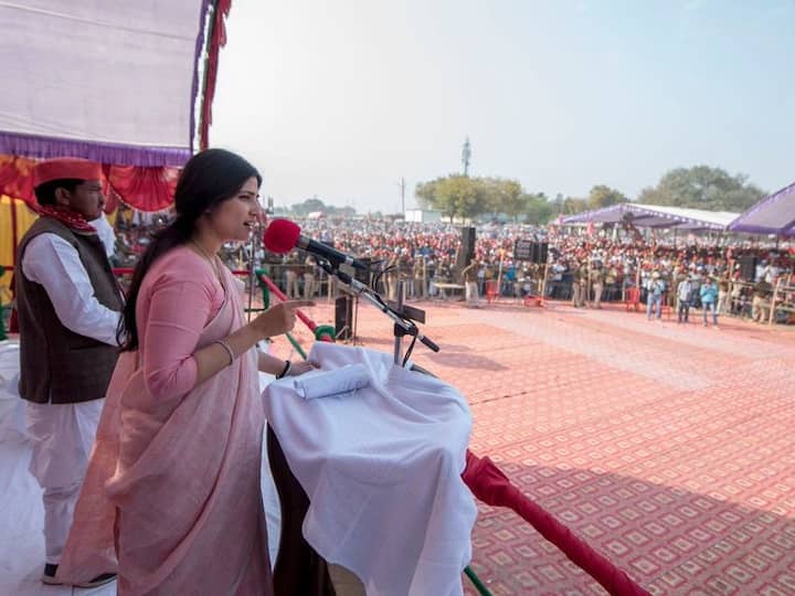 शादी के वक्त डिंपल 21 की और अखिलेश 25 के थे. ऐसा कहा जाता है कि अमर सिंह ने अखिलेश के पिता मुलायम सिंह यादव को इस शादी के लिए मनाया. कहा जाता है कि अखिलेश की दादी का आशीर्वाद भी उन्हें (अखिलेश-डिंपल की जोड़ी को) मिला हुआ था.