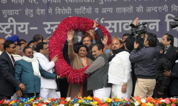 सरकार चाहे किसी की भी रही हो मायावती हमेशा अपने कार्यकर्ताओं के बीच घिरी होती है. पार्टी कार्यकर्ताओं ने उन्हें प्यार से 'बहन जी' के नाम से पुकारते हैं. मायावती का कोई भी कार्यक्रम हो पार्टी के समर्थक दल-बल के साथ मौके पर मौजूद रहते हैं. (फोटो: गेट्टी इमेजेज)