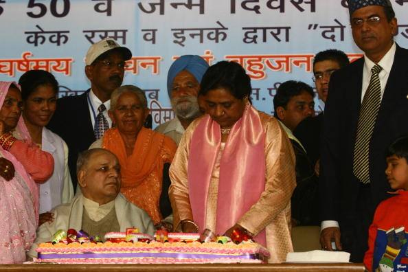 मायावती को राजनीति में लाने का श्रेय कांशीराम को जाता है. खुद मायावती भी कई बार इस बात को दोहरा चुके हैं. जब मायावती एक स्कूल की शिक्षक थीं तब कांशीराम ने ही उन्हें राजनीति में लाया था और इसका ककहरा सिखाया था. सभी फोटो 'गेट्टी इमेज' से लिए गए हैं. (फोटो: गेट्टी इमेजेज)