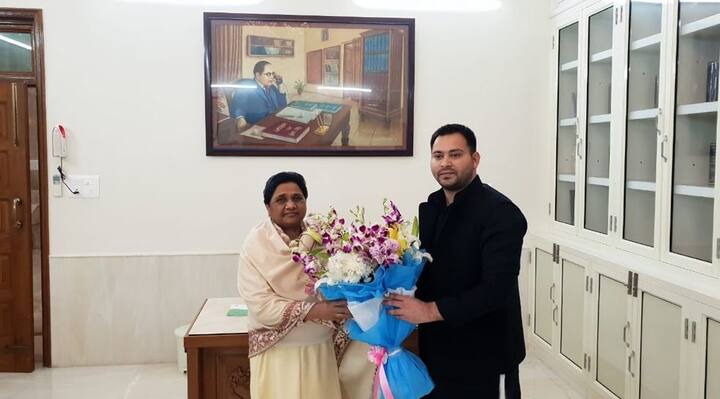 एसपी से गठबंधन का असर ही देखने को मिल रहा है कि बिहार के क्षत्रप लालू यादव के बेटे तेजस्वी यादव उनके जन्मदिन से पहले मायावती से मिलने पहुंचे. इस दौरान तेजस्वी यादव ने मायावती के पैर भी छुए. दोनों के बीच काफी देर तक बातचीत हुई. बता दें कि लालू यादव कई मुद्दों पर मायावती का विरोध करते रहे हैं. (फोटो: गेट्टी इमेजेज)