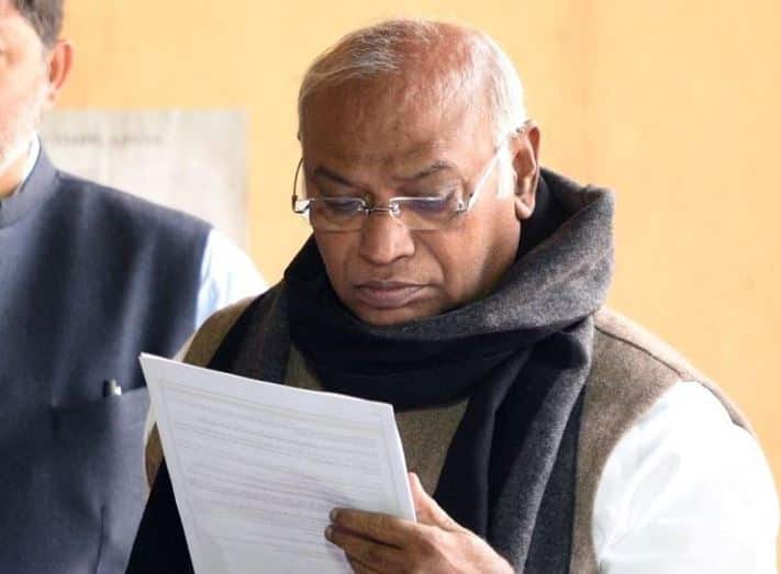 आलोक वर्मा को हटाए जाने पर विवाद जारी, कांग्रेस ने कहा- PM मोदी सभी जानकारी सार्वजनिक करें