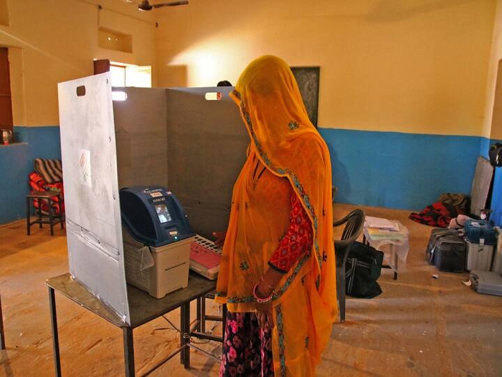 लोकतंत्र का त्योहार: पहले चुनाव में सिर्फ 10 करोड़ तो 2014 में खर्च हुए 38,00 करोड़ रुपये expenses by election commission in general election since first election to 2014 election लोकतंत्र का त्योहार: पहले चुनाव में सिर्फ 10 करोड़ तो 2014 में खर्च हुए 38,00 करोड़ रुपये