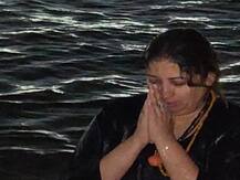 Kumbh Mela 2019: केंद्रीय मंत्री स्मृति ईरानी ने पवित्र संगम में लगाई डुबकी, बोलीं- हर हर गंगे