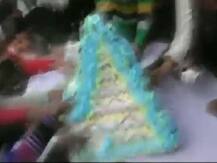 अमरोहा: मायावती का बर्थडे केक कटते ही लोगों ने मचा दी लूट, देखें वीडियो