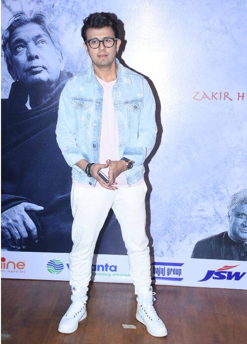 बॉलीवुड के जाने माने सिंगर सोनू निगम भी यहां नज़र आए.