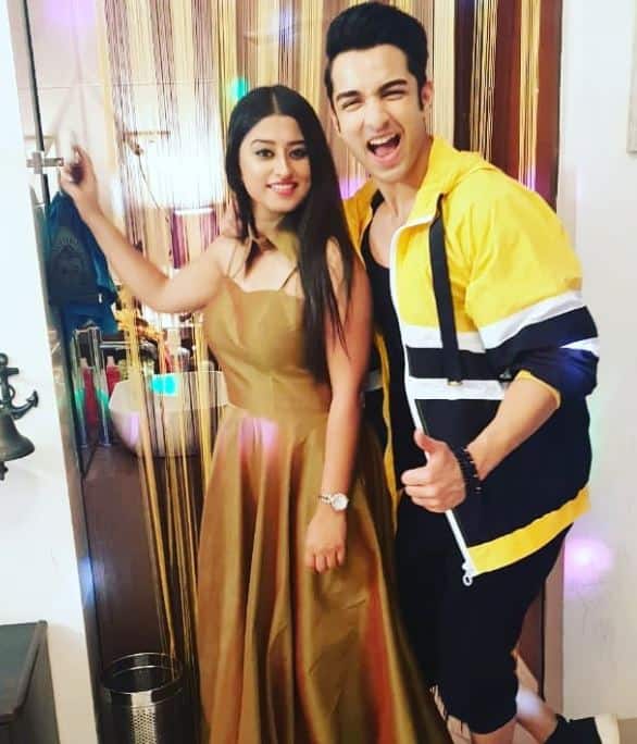 सोमी ने नए साल पर बिग बॉस 12 के कंटेस्टेंट रोहित सुचांती के साथ की गई पार्टी के दौरान की तस्वीर को शेयर किया था. इस तस्वीर में दोनों काफी क्यूट नजर आ रहे हैं.