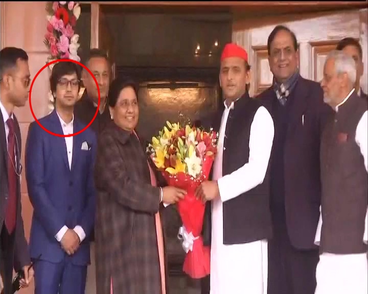 who is the young boy spot with bsp chief mayawati now days क्या मायावती को अपना उत्तराधिकारी मिल गया है! जानिए- BSP चीफ के साथ दिखने वाला ये लड़का कौन है?