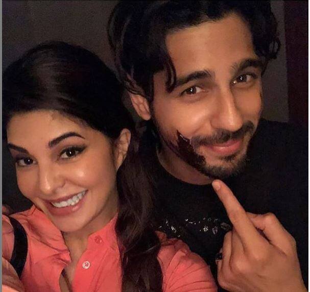 जैकलीन ने केक काटने के बाद ये तस्वीर क्लिक की.