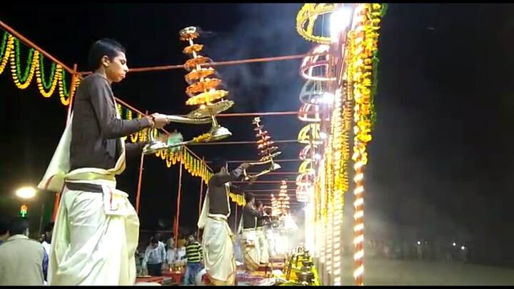 बदायूं के कछला घाट पर वाराणसी जैसा नजारा उस वक्त नजर आया जब यहां भी महाआरती की गई. गंगा तट पर माहौल एकदम भक्तिमय हो गया और सैकडों लोग इस मौके के साक्षी भी बने.
