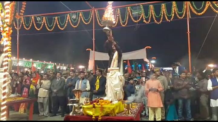 साउंड सिस्टम से लेकर वेदियां, और दीपक से लेकर सफाई के कामों तक कछला घाट की शोभा अब देखते ही बन रही है. डीएम दिनेश सिंह ने बताया कि इससे गंगा किनारे विकास बढ़ेगा.