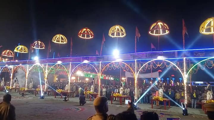 आसपास के जिलों से भी लोग इस महाआरती को देखने के लिए पहुंचे थे. बताया जा रहा है कि स्थानीय जिलाधिकारी ने बिना बजट के इस काम को करके दिखाया है.