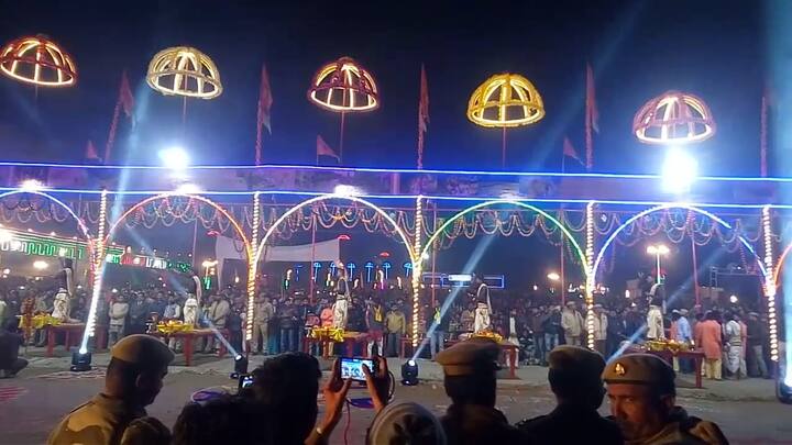 स्थानीय लोगों के सहयोग से जिले के अधिकारियों ने तैयारियां की हैं. घाटों को सजाया गया है और पंडाल आदि लगाए गए हैं. पिछले करीब दो महीने से इसकी तैयारियां चल रही थीं.