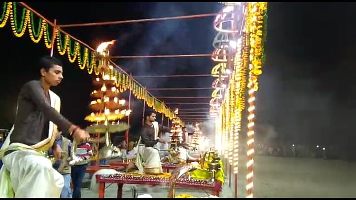 इस महाआरती के लिए काशी से पुजारियों को बुलाया गया है. अब ये महाआरती रोजाना शाम में होगी. माना जा रहा है कि आस-पास के जिलों के भी लोग यहां पहुंचेंगे जिससे व्यापार भी बढ़ेगा.