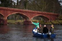 स्कॉटलैंड में मछली पकड़ने के सीजन को इस तरह सेलिब्रेट करते नजर आए लोग, देखें तस्वीरें