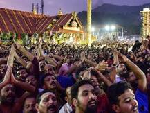 सबरीमाला: अयप्पा मंदिर में घुसने की कोशिश कर रही 2 महिलाओं को भीड़ ने घेरा, भारी प्रदर्शन