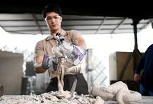 तस्वीरों में देखें कैसे बनती है सितारों को अवॉर्ड में दी जाने वाली ट्रॉफी, बेहद दिलचस्प हैं तस्वीरें