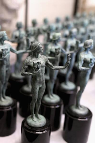 तस्वीरों में दिखने वाली सभी ट्रॉफी स्क्रीन एक्टर गिल्ड अवॉर्ड के लिए तैयार की जा रही हैं. 