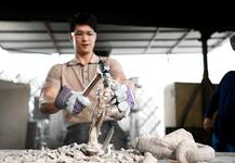 तस्वीरों में देखें कैसे बनती है सितारों को अवॉर्ड में दी जाने वाली ट्रॉफी, बेहद दिलचस्प हैं तस्वीरें