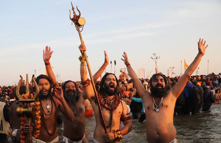 आज पवित्र कुंभ का दूसरा दिन है. मकर संक्रांति के मौके पर कुंभ मेले का आगाज हुआ था. इस दौरान हजारों श्रद्धालुओं ने गंगा, यमुना और अदृश्य सरस्वती नदी का मिलन स्थल माने जाने वाले पवित्र संगम में डुबकी लगाई. इस दौरान कई अखाड़ों के नागा साधुओं ने स्नान किया. photo- सुधांशु केसरवानी