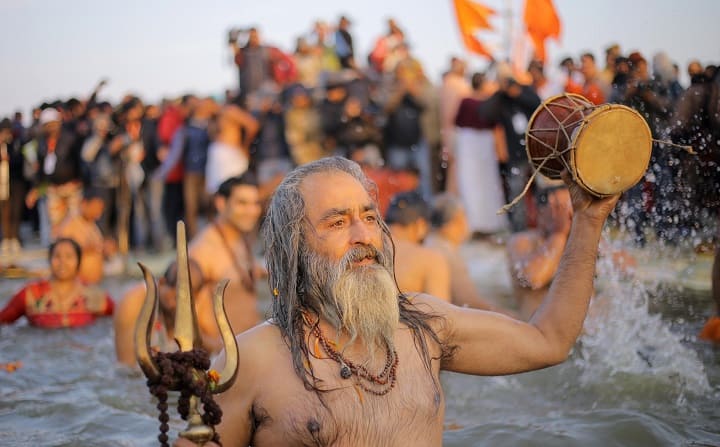 संगम में पवित्र डुबकी लगाने के बाद शिव का आह्वान करता एक नागा साधू. photo- सुधांशु केसरवानी