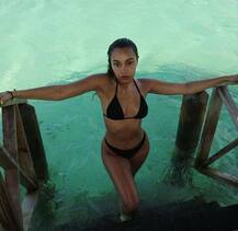 छुट्टियों के दौरान बिकिनी में बेहद हॉट अंदाज में नजर आई ये सिंगर, देखें तस्वीरें