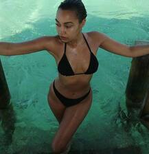 छुट्टियों के दौरान बिकिनी में बेहद हॉट अंदाज में नजर आई ये सिंगर, देखें तस्वीरें