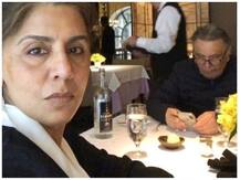 लंच के दौरान फोन में व्यस्त थे ऋषि कपूर, वाइफ ने लिखा- शादी के 38 साल बाद ऐसा ही होता है