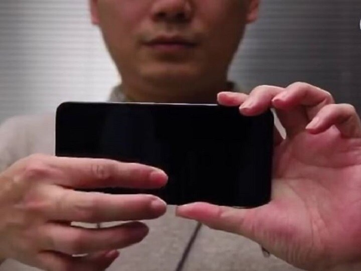 Xiaomi के को- फाउंडर ने दिखाया होल स्क्रीन 'इन- डिस्प्ले फिंगरप्रिंट सेंसर' वाला फोन, कुछ ऐसे होंगे फीचर्स Xiaomi co-founder shows whole screen in-display fingerprint sensor in a smartphone Xiaomi के को- फाउंडर ने दिखाया होल स्क्रीन 'इन- डिस्प्ले फिंगरप्रिंट सेंसर' वाला फोन, कुछ ऐसे होंगे फीचर्स