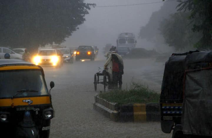 बारिश के क्षेत्रीय वितरण के लिहाज से मध्य भारत में दीर्घकालिक अनुमान की तुलना में सर्वाधिक 93 प्रतिशत बारिश हुयी, जबकि पूर्वी और उत्तर पूर्वी क्षेत्र में 76 प्रतिशत बारिश दर्ज की गयी.