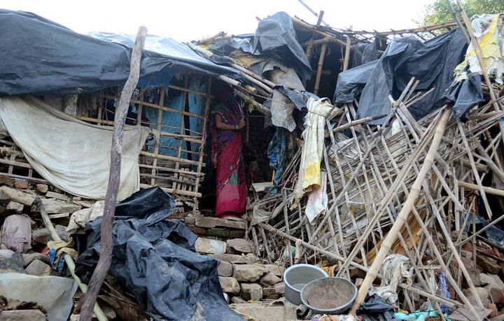 इस मौसम का सबसे बुरा प्रभाव उत्तर प्रदेश पर पड़ा. यहां इसके कारण सबसे ज्यादा 590 मौतें हुईं. मूसलाधार बारिश के कारण 158 लोगों की जानें गईं जबकि बाढ़ और चक्रवाती तूफान से 166 लोग मर गए.