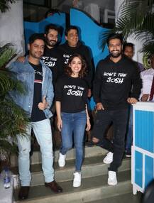 Uri Success Party: उरी की स्टारकास्ट ने की धमाकेदार पार्टी, How\'s The Josh का टी-शर्ट पहने दिखे सभी सितारे