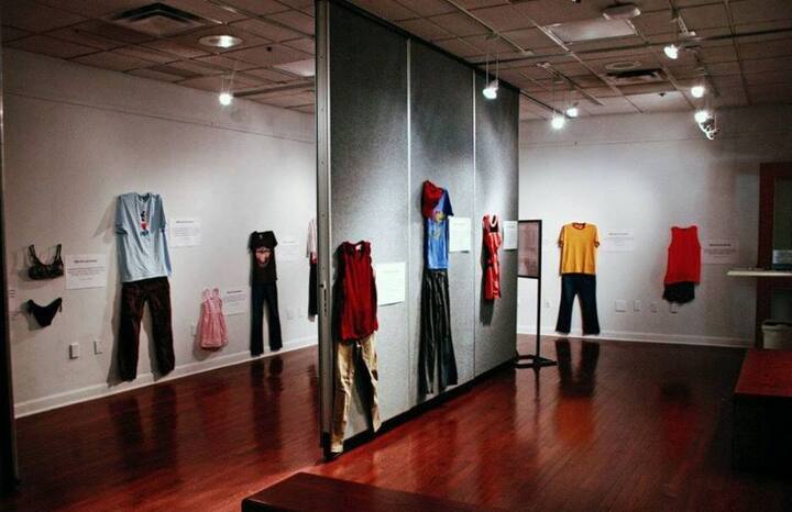 इस एग्जीबिशन से ये सवाल भी उठाए गए कि क्या ‘ये मेरी ही गलती थी’ यदि महिलाओं के कपड़ों से पुरुष प्रवोक होते हैं जो उन बच्चियों और वृद्धाओं का क्या जिन का दिल दहलाने वाला यौन शोषण हुआ है. फोटोः फेसबुक