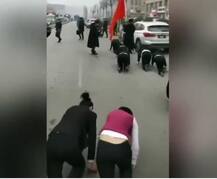 Viral Video: चीन की कंपनी की घिनौनी हरकत, कर्मचारियों को बनाया \