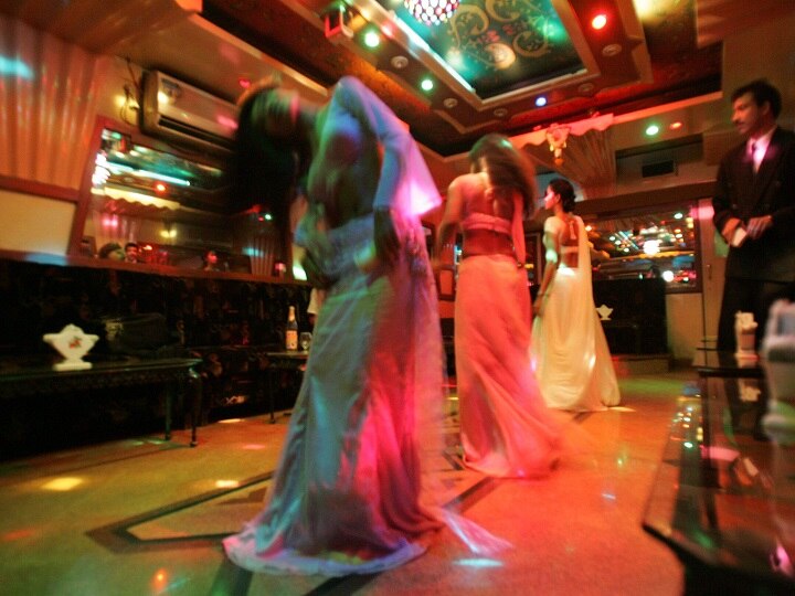 Dance bars will reopen in Mumbai, Supreme Court rejects tough rules मुंबई में फिर खुल सकेंगे डांस बार, सुप्रीम कोर्ट ने रद्द की कड़ी शर्तें
