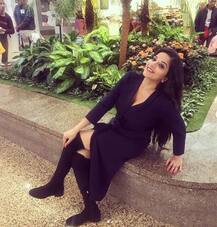 ब्लैक ड्रेस में मोनालिसा ने बिखेरा अपनी अदाओं का जलवा, देखें तस्वीरें