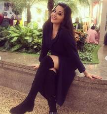 ब्लैक ड्रेस में मोनालिसा ने बिखेरा अपनी अदाओं का जलवा, देखें तस्वीरें