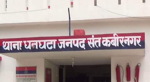 सनसनी: रंजिशन युवक की हत्या कर भाग रहे बदमाश को भीड़ ने पीट-पीटकर मौत के घाट उतारा सनसनी: रंजिशन युवक की हत्या कर भाग रहे बदमाश को भीड़ ने पीट-पीटकर मौत के घाट उतारा