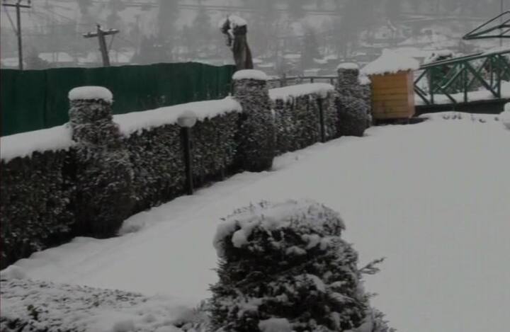 मौसम विभाग ने 19 जनवरी के बाद से लगातार पांच दिनों तक हैवी बर्फबारी होने का अनुमान लगाया है. बर्फबारी होने से कश्मीर में फ्लाइट सर्विस और सड़कें बंद हो जाती है जिससे लोगों का कहीं आना-जाना मुश्किल हो जाता है. इस बार पहाड़ी राज्यों में जमकर बर्फबारी हो रही है. 