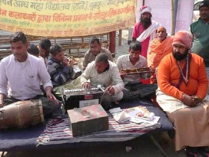Kumbh Mela 2019 Vrindavans Blind musical group in prayagraj kumbh Kumbh Mela 2019: वृंदावन के नेत्रहीनों की टोली कुंभ में फैला रही है ज्ञान की रोशनी