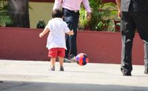 PICS: फुटबॉल खेलने निकले तैमूर अली खान, पापा सैफ भी साथ आए नजर