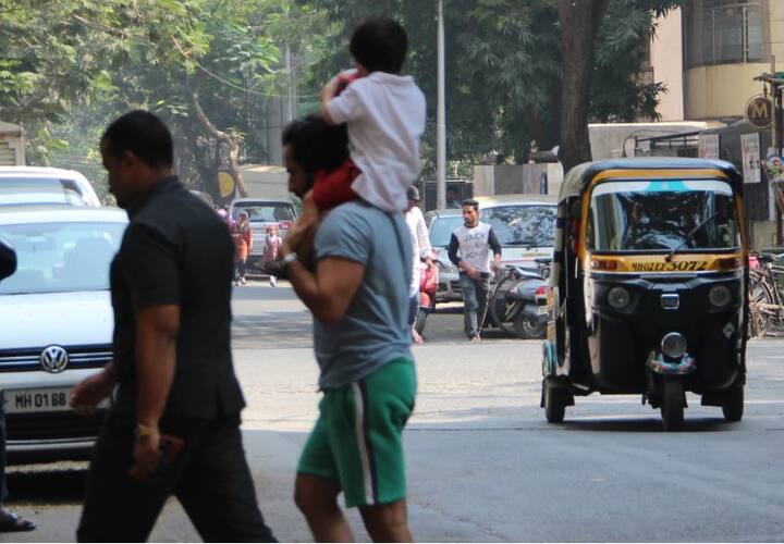 फुटबॉल खेलने के बाद छोटे शहजादे तैमूर अली खान कुछ इस तरह पापा सैफ के कंधों की सवारी करते हुए घर में वापस गए. 