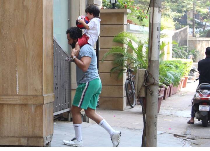 तैमूर अक्सर इस तरह पापा सैफ के साथ कंधों पर बैठे नजर आ जाते हैं. 