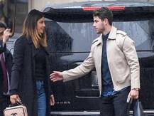 पति निक जोनास का हाथ थामे बारिश में कुछ इस अंदाज में नजर आईं प्रियंका, देखें तस्वीरें