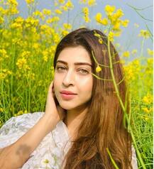 सरसों के खेत में \'राज\' को ढूंढती नजर आईं सोनारिका, देखें खूबसूरत तस्वीरें