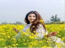 सरसों के खेत में \'राज\' को ढूंढती नजर आईं सोनारिका, देखें खूबसूरत तस्वीरें