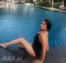 PICS: पति के साथ स्विमिंग पूल में पहुंची मोनालिसा ने शेयर की BOLD तस्वीरें