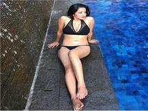 PICS: पति के साथ स्विमिंग पूल में पहुंची मोनालिसा ने शेयर की BOLD तस्वीरें