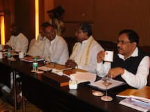 कर्नाटक: BJP के बाद अब कांग्रेस ने भी अपने विधायकों को रिसॉर्ट पहुंचाया, पार्टी की बैठक में नहीं पहुंचे 4 MLA